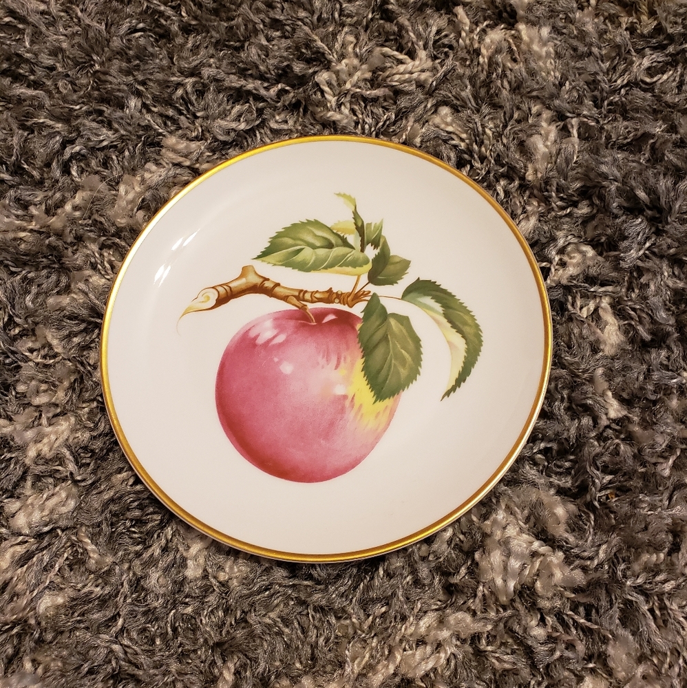 Gold trim fruit plate 7 3/4"